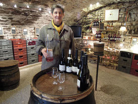 Aus erster Hand: Winzerin Fanny Roucault im Familien-Weinkeller in Orches. Foto: Christoph Schumann, 2019