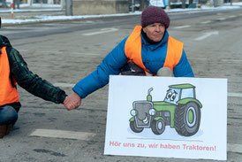 Michael Winter, der Bruder der Autorin, beim Straßenprotest. Foto (c) Letzte Generation