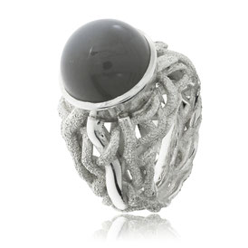 Silber Schmuckring mit einem grauen Mondstein aus der Unendlichen Geschichte Kollektion der Goldschmiede OBSESSION in Zürich und Wetzikon.