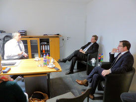 Foto von links: Firmeninhaber Udo Nagel, PSts Enak Ferlemann, Kai Seefried MdL