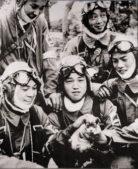 Members of 72nd Shinbu Squadron. Three of the five are 17 years old and the other two are 18 and 19 years old. The photo was taken the day before their mission. 指定したファイルがありません。 URLを確認してください。