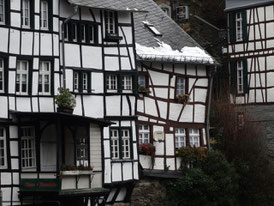 De typisch Duitse huizen in de oude stadskern van Monschau