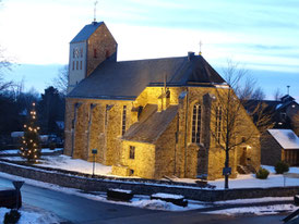 Uitzicht op het kerkje in Monschau