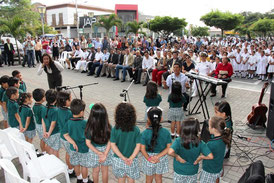Actuación de un coro infantil en la Hora Cívica municipal de Manta, Ecuador, conmemorando el Día del Niño.