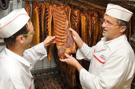 Bild: Matthias und Franz Weinbuch im Klimaraum mit Rauchfleisch. Metzgerei Weinbuch in Öpfingen; Original Öpfinger Schwarzwurst; Schwarzwurstritter; Wurstkonserven; Wurst im Glas; Wurstwaren haltbar; Onlineshop  - Wurst online bestellen; Schwarzwurst