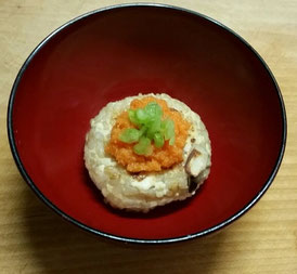 木綿豆腐と玄米のハンバーグ。たまねぎを甘味が出るまで炒めて、水気を切った豆腐と玄米に味噌を少々加えて下味を整え、おにぎりのように握ったものをフライパンで焼き上げた一品。上に乗せたのは、にんじんをおろしたものに、梅酢で味を付けたものと、大根の葉の塩もみしたものを。単なるおかずのハンバーグではなく、玄米を入れたことで焼きおにぎり風にもなりますので、これが主食にもなります。