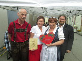 V.l.n.r.: Franz Weitz, GRin Gerda Ringhofer, Helma Weitz, GR Mag. Klaus Bergmaier. Foto: zVg