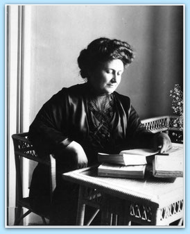 Maria Montessori ~ 1913 / Quelle: http://www.montessoricentenary.org (bearbeitet)