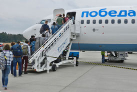 Passagiere gehen an Bord einer Maschine der russischen Billig-Airline Pobeda
