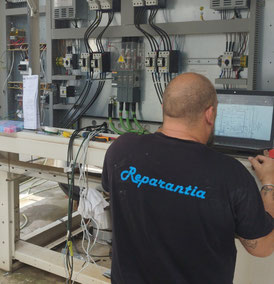 Técnico programando enfriadora de climatización