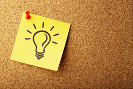 angepinnter Post-it-Zettel mit Glühbirne