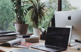 Schreibtisch-Ausschnitt mit Laptop und Dokumenten