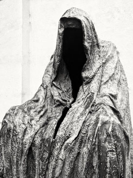 Anna Chromy Statue "Mantel des Gewissens" Il commendatore, Prag, Foto © Andreas Barth