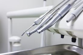Moderne Zahnärztliche Behandlungseinheit mit präzisem Handstück, Winkelstück, ZEG und Luft-Wasser-Spritze – für höchste zahnmedizinische Präzision.