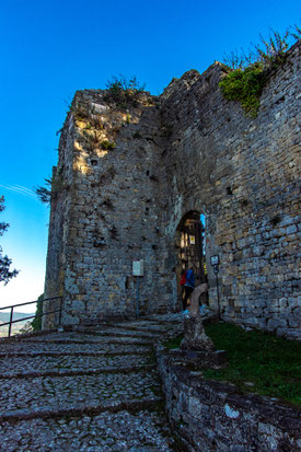 Porta di ingresso della Rocca Longobarda di Civitella in val di Chiana