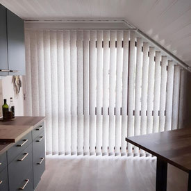 Lamellenvorhang Esszimmer große Fenster