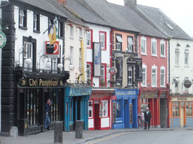 Kilkenny-gekleurde-huizen-straatleven-Ierland