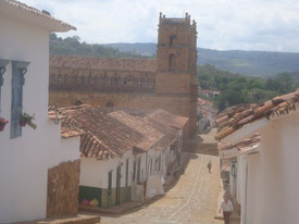 Barichara-Colombia-straatleven-kerk-dorp-bergen