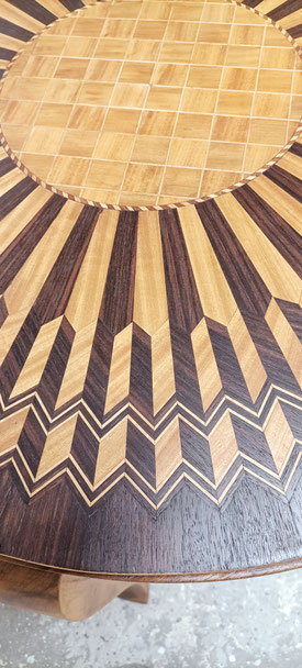 Table basse en marquetterie restaurée et vernis