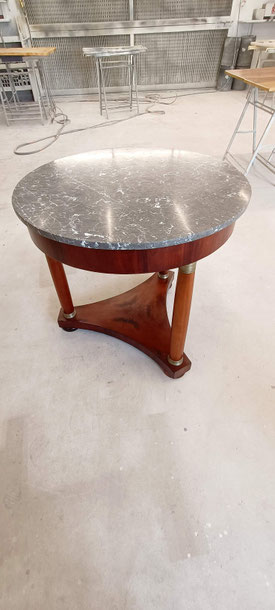 Table basse  ronde en acajou, décapée, restaurée et vernis