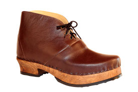 Modèle de bottines pour homme inspiré par les classiques sabots suédois, sur semelle noyer et cuir marron. le tige monte juste au-dessus de la cheville.