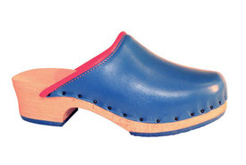 Cette image représente un sabot suédois pour femme en cuir bleu, avec la semelle de caoutchouc assortie, dans le même bleu, ou presque.