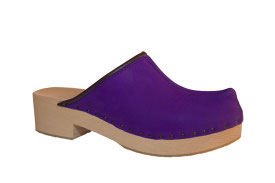 sabot suédois pour femme en cuir nubuck mauve et bout pointu, réalisé à la main et sur mesure aux sabots d'isa, saint-bertrand de comminges