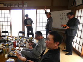 ビンゴ大会などの参加型企画で盛り上がる新年会の写真