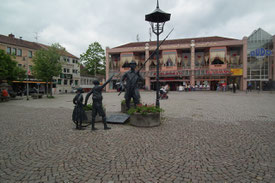 Marktplatz von Dudweiler, Hintergrund Dudogalerie