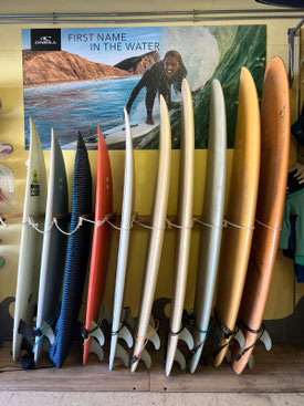 Surf shop in Playa del Inglés with a variety of surfboards available for rental in Gran Canaria