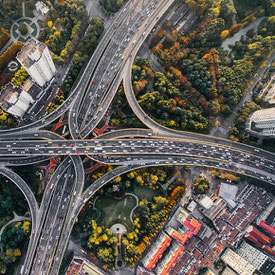 vue aérienne de croisements de routes urbaines