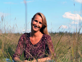 Seminarleiterin Carola Gaubatz auf einer Wiese
