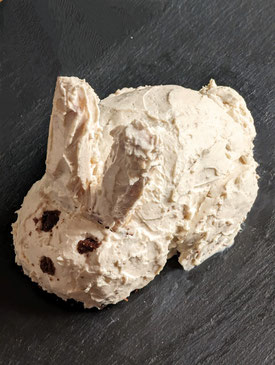 Osterhase aus rundem saftiger Schokokuchen backen