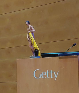 K. Mann, hypothetische Farbrekonstruktion der Aphrodite von Knidos, ausgestellt im Getty Center während des 12th International Polychromy Round Table