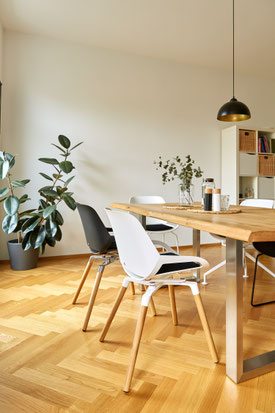 BRICKS Besprechungstisch aus modularen Bausteinen und dem FLOMO Whiteboard von wp-office