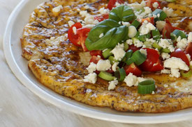 Fluffiges Kräuteromelett mit Tomate & Feta