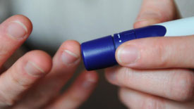 Anbringung einer Lanzette in eine Fingerkuppe