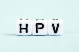 drei kleine Würfel, mt dem Aufdruck H P V 