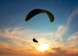 Paraglider segelt entspannt am Abendhimmel