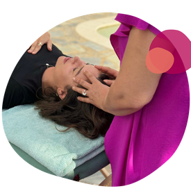Eine junge Frau liegt auf einer Liege und bekommt eine Cranio-Sitzung. Die Hände von der Craniopraktikerin liegen mit einer sampften berührung auf ihrem Kopf. Sie fühlt sich in das Energiefeld der jungen Frau ein und löst ihre Traumata durch körperarbeit.
