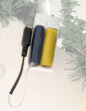 AA Batterie Netzteil Adapter mit Dummy Batterie in einer Lichterkette