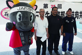 入賞牛生産者のみなさん=21日午前、食肉センター