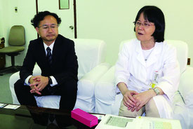 八重山病院脳神経外科に着任した安達忍医師(左)と依光院長(右)=1日午後、同院