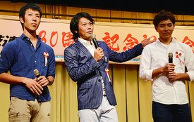 プロ3人がトークショーを行った。左から雄大選手、幸也選手、銀二選手=23日夜、市内ホテル