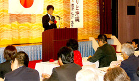 義家弘介氏が教育問題などについて講演した=29日、名護市