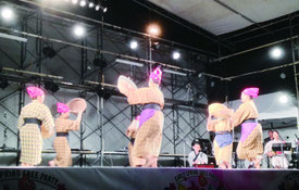 新曲「昔馬車道」を踊るあん美ら会のメンバー=18日夜、南ぬ浜町緑地公園