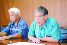 離島割引の適用継続決定を受け記者会見する漢那副市長(右)と大得企画部長=27日午後、市役所