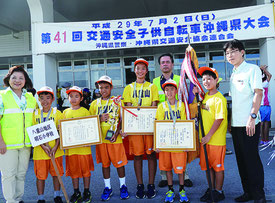 優勝した明石小学校のメンバー=2日、運転免許センター