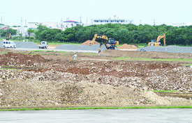 旧空港跡地で多くの不発弾が発見されている=7日