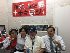 我那覇真子さん(左から2人目)ら、コミュニティFMの番組「沖縄防衛情報局」の出演者=我那覇さん提供